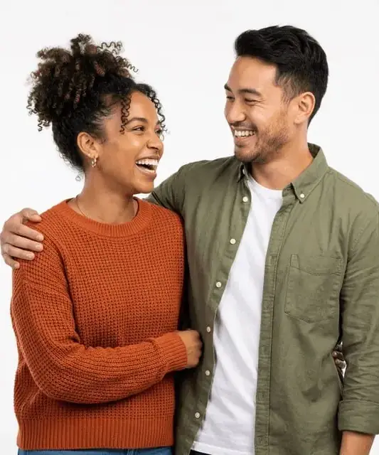 Casal feliz que se conheceu pelo app de relacionamento Menta Social