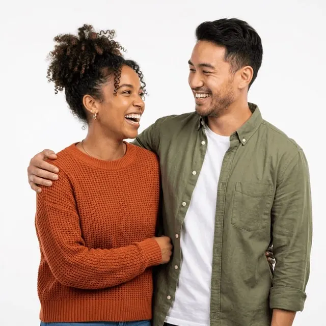 Casal feliz que se conheceu pelo app de relacionamento Menta Social
